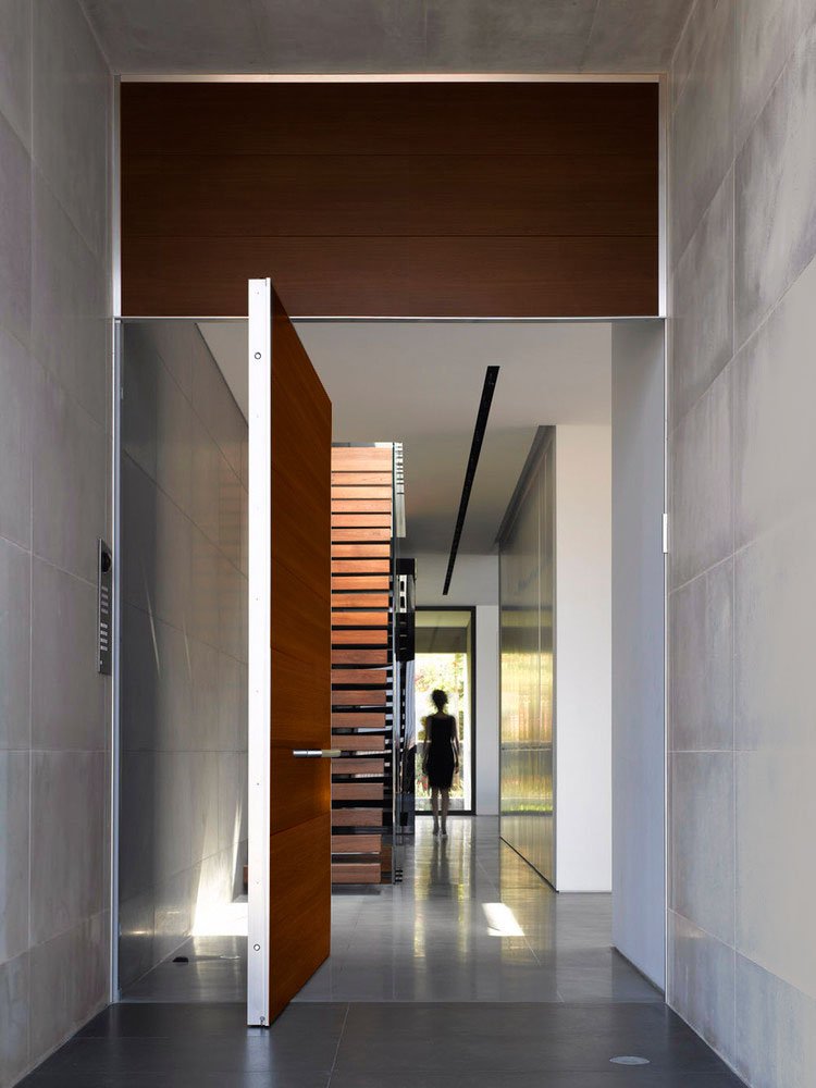 how does a pivot door work?